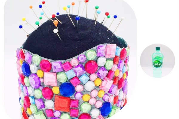 Upcycling buntes Nähkissen aus Plastikflasche selbermachen