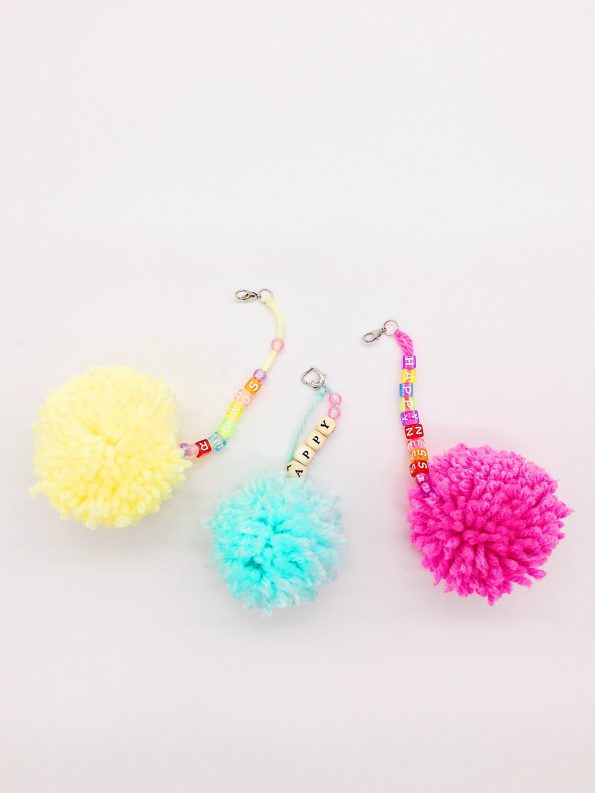 Schlüsselanhänger mit Pompoms selber machen