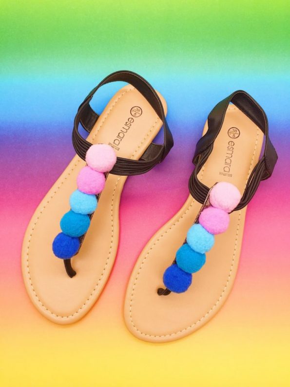 Upcycling Ideen Schuhe mit bunten Pompoms selber machen