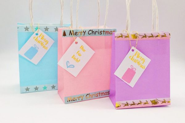 Geschenke verpacken für Weihnachten mit Geschenkeanhängern