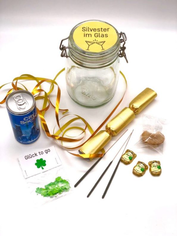 Silvester DIY Ideen - Party Zutaten als Geschenke im Glas mit goldenem Etikett
