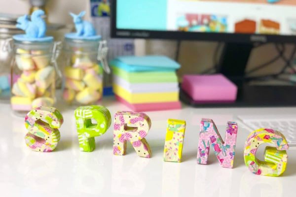 Frühlingsdeko basteln mit Buchstaben aus Pappe