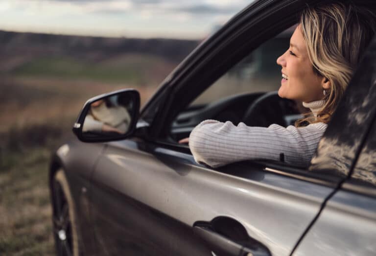 Frau sitzt angespannt am Steuer als Symbol für Angst vorm Autofahren